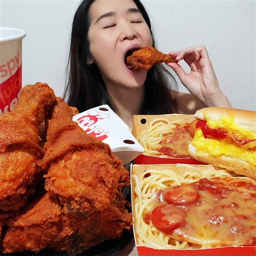 Eating Jollibee's NEW Coco Pineapple Pie! Also enjoying their Spicy Chickenjoy, Jolly Spaghetti & Hot Dog. What's your favorite? #mukbang #asmr #jollibee #filipinofood #pinoyfood #friedchicken | Peggie Neo