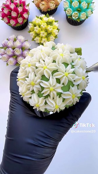 Mini Buttercream Daisies: Decorating Tips & Tutorial