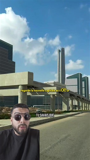 Située à environ 45 kilomètres à l’est du Caire, la Nouvelle Capitale Administrative (NCA) est un projet pharaonique lancé pour désengorger la métropole historique surpeuplée. Pensée comme une ville intelligente et ultra-moderne, elle regroupe déjà les principaux ministères, le parlement, des quartiers résidentiels et d'imposants symboles architecturaux. Elle abrite notamment la Tour Iconique — plus grand gratte-ciel d'Afrique —, l'immense mosquée Al-Fattah al-Aleem et la cathédrale de la Nativi
