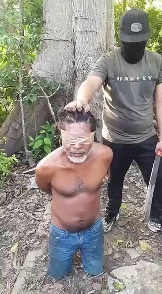 🇲🇽 CJNG beheaded a man on camera in Tabasco for betraying their commander.Filmed execution. Propaganda message.Sound familiar? The world spent 20 years fighting ISIS.The same thing is thriving right next door.
