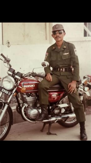 Supra Fit on Instagram: "Seorang perwira ABRI (TNI) dengan motor Suzuki GT 125 tahun 1979. Motor unik dan langka yang mulai rilis tahun 1974 menggunakan mesin 2 tak 2 silinder 124 cc. Tenaganya mencapai 16 hp. Transmisi manual 5-percepatan mampu digeber hingga 160km/jam. Pesaingnya Yamaha twin 125. #80sfashion #80an #twostroke #fastbikes #militia"