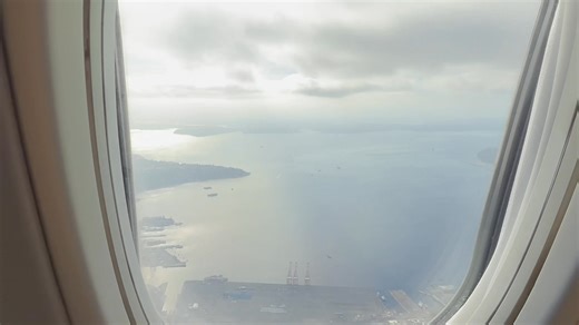 I asked a passenger sitting on the plane's right side to take my traditional Lumen Field landing video. HOW DID HE DO? Haha | Captain SeaHawk