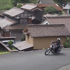 W800プロモーションビデオの撮影コンセプトは、「美しい日本の風景と私たちのオリジナルアイコン、W800」。これは同時に撮影したジオタグ付きのショートビデオ（10本中の6本目）です。これらの素晴らしい景色を通して、バーチャルな旅をお楽しみください。 The concept of these video series are "Beautiful Japanese scenery and our ORIGINAL ICON, the W800".All 10 videos show its riding scenery in various locations in Japan. We hope that you enjoy your virtual riding trip with us through these stunning sceneries. | Kawasaki