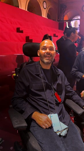 869K views · 21K reactions | Atteint de la maladie de Charcot, Olivier Goy était au défilé ETAM pour son projet “La Fresque généreuse” avec l'Institut du Cerveau - Paris Brain Institute. C’est sa femme Virginie qui nous en parle. | Lou | Facebook