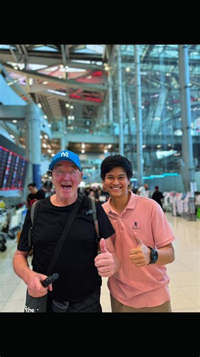 Hello Thailand 🇹🇭 Hello Geoff Carter 🇬🇧 On a recent trip to Thailand, Jojo picked up Geoff at the airport ✈️ We headed to Pattaya in a relaxed, easy-going vibe 😄 Along the way, we also made a quick stop for coffee at Starbucks ☕️ Geoff has been a regular guest with Jojo for a long time. Every time he visits Thailand, he trusts Jojo to take care of his journeys. We truly appreciate that he also shares our service through his YouTube videos 🎥 Not just a passenger, but a familiar travel compa