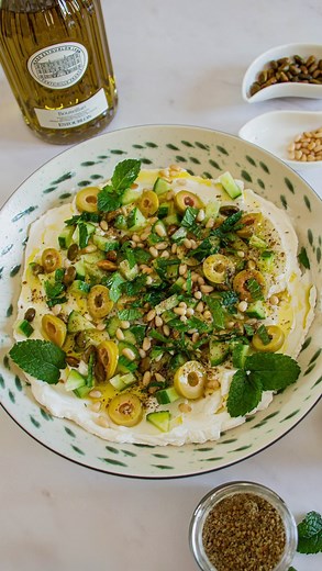 Aujourd’hui au programme: labneh au concombre, olives et zaatar, frais et gourmand pour un apéro de folie 🥰🥒 Recette de @casseroleetchocolat Ingrédients 500 g de yaourt grec 1 g de sel (1/4 de cuillère à café) 1/2 concombre 1 cuillère à café de zaatar 1/2 cuillère à café de cumin 8 feuilles de menthe Sel Poivre 10-12 olives 3 cuillères à soupe d’huile d’olive 1/2 cuillère à soupe de pistaches 1/2 cuillère à soupe de pignons de pin Déroulé Disposez du papier absorbant au fond d’une passoire. Aj
