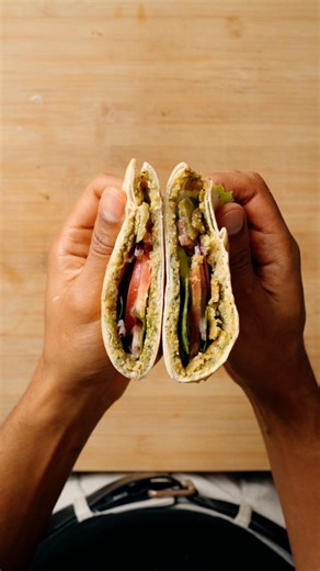 Chris Washington | 🥙 Smashed #falafel Sandwich inspiriert von @feelgoodfoodie 🍽️Portionen: 3 - 4 Falafel SandwicheI | 🔥Schwierigkeitsgrad: einfach 📄ZUTATEN... | Instagram