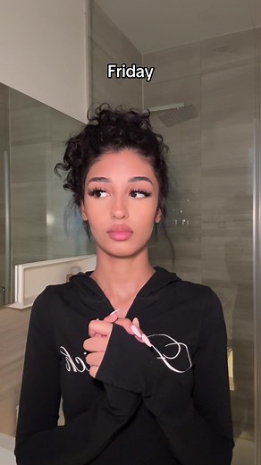 Curly Hairstyles Throughout the Week: Daily Inspirations
