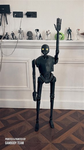 You won’t find a better companion to take down the Death Star than K2SO 🤖 But he’s one of a kind… or is he? 👀 With 3D printing, you can bring home your very own K2SO 3D model! ✨ Craft it in 1:4 scale with FDM or 1:8 scale with SLA, or go all-in with a life-size cinematic K2SO 3D print—its mechanisms are already adapted for such an upscale! The K2SO 3D print comes with wild articulation—every joint moves, from hips and shoulders all the way down to the pinky finger! 🦾 Plus, built-in tunnels le