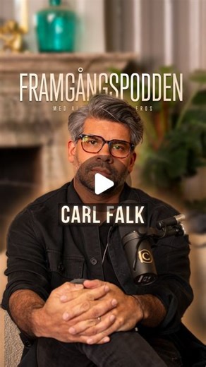 Alexander Pärleros on Instagram: "Att jobba med de största artisterna i världen 🎤 Det är få som har arbetat med så stora världsstjärnor som musikproducenten Carl Falk har gjort. Adopterad från Sri Lanka var det inte alls självklart att han skulle komma till Sverige och börja skriva musik till artister som Westlife, Avicii, Madonna, One Direction, Nicki Minaj, Ellie Goulding, Ariana Grande, Demi Lovato och många, många fler. Vi får höra om hur det är att arbeta med den absoluta världseliten och