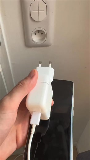 @monsieur_astuces_insta on Instagram: "Pour recharger ton téléphone sur une prise murale"