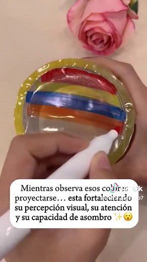 Juego sensorial con linterna y cinta para niños
