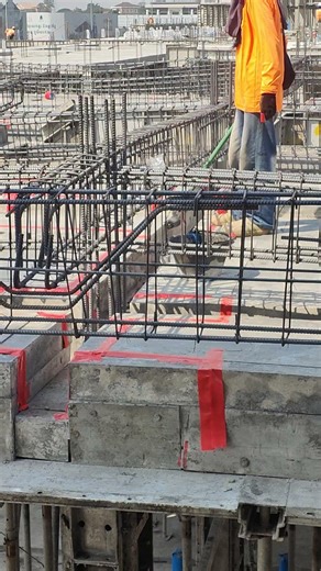 Proper Formwork Oiling Before Rebar Installation | Construction Techniques