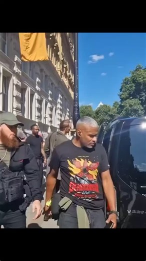 mi.mi1520 on Instagram: "Mariah Carey recently signed autographs for her ambs in the UK, London. #mariacarey #mariah #mimi #queen #uk #era #travel #style #explore #glitter #fantasy #rainbow #fashion #michaeljackson #hiphop #rnbmusic #popculture #butterfly #beautiful #diva #queen #slay #lambily #lambilymoments #timeless #webelongtogether #theemancipationofmimi #1 #famous #reels"