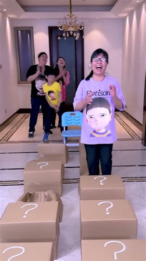 Super Exciting Box Jumping Game!The Little Boy Is So Unlucky!#Funnyfamily#Partygame