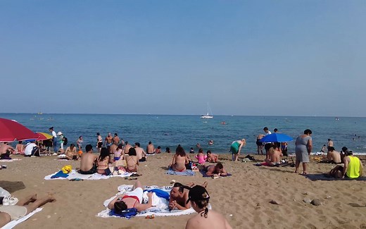 西班牙巴塞罗那炎热的夏季海滩