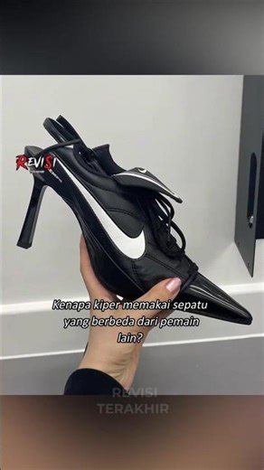 Kenapa kiper memakai sepatu bola yang berbeda? 🤔👀