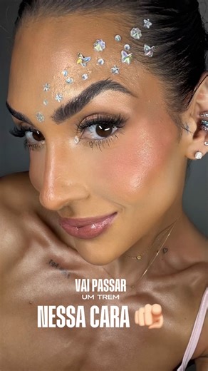 Isabella Resende on Instagram: "VAI PASSAR UM TREM NESSA CARA 🫵🏻 EP2- CARNAVAL 🎉🎊 Aprovada ? 💖 Produtos : Tônico @biodermabrasil Loção hidratante Oil Control @ceravebrasil Aquaphor @eucerinbrasil Gotas FIX Blindagem @vizzelaoficial Invencibrowns @carolinavence.co Base Angel Wings @catharinehilloficial A4 e A5 Base multifuncional @bocarosabeauty BR43 Corretivo Angel Wings @catharinehilloficial A1.5 e A2.5 Blush @oceane PUNCH Pó FIX HD Powder @vizzela Bronzer Hoola @benefitbrasil Paleta de Ma