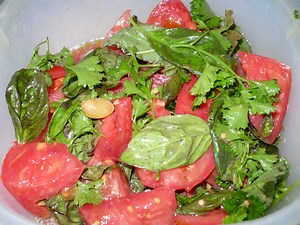Marinated Tomato-Basil Salad Recipe Using Garlic and Olive Oil