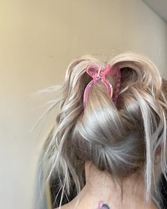 The easiest glueless wig to pop on and put up in an updo. Here is...