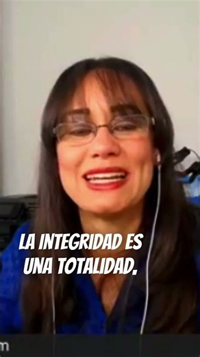 El que camina integridad anda confiado.