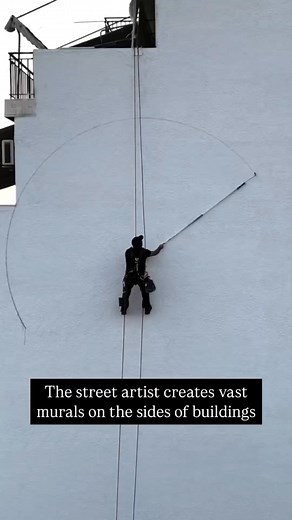 🎨✨ INO – Arte urbano con alma crítica 🖌️🌆 INO es un 🔥 artista visual de Grecia, reconocido a nivel mundial por sus murales monumentales que fusionan el realismo con el arte abstracto 🎭. Desde sus inicios en el graffiti en 2000, ha convertido muros de todo el mundo en lienzos llenos de fuerza y reflexión 🌍🧠. Su estilo se distingue por una paleta en blanco, negro y grises 🖤🤍 con toques de azul claro 💎, generando un contraste visual que impacta y comunica profundamente. A través de sus ob