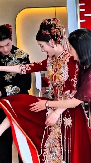 Funny Chinese Wedding Tradition 😂 Bride Blocks the Door Herself! #wedding #shorts