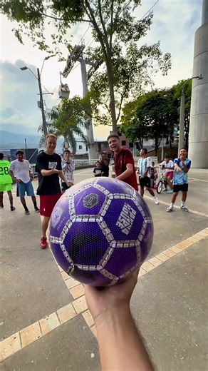 Perdóname hermanito 🤣 #futebol #dribles #futebolderua #magia #futbolcallejero