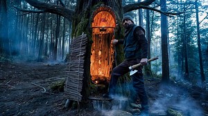 利用大树的内部往外延伸，我建了个宽敞的庇护所，晚上点上火堆非常暖和