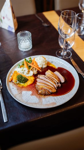 ✨ Knusprig, saftig, voller Aroma, so schmeckt unsere gebratene Ente! 🦆💛 Außen goldbraun & kross, innen zart & saftig. So, wie es sein soll. Dazu natürlich hausgemachte Beilagen, saisonal abgestimmt. 😍 👉 Lust bekommen? Dann am besten gleich Tisch reservieren: 080 57 03 56 | Restaurant Sti'ne