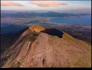 ⸻ Il Vesuvio: il gigante silenzioso della Campania Il Vesuvio è uno dei vulcani più famosi e studiati al mondo e domina il paesaggio del Golfo di Napoli con la sua presenza imponente. Alto circa 1.281 metri, è l’unico vulcano attivo dell’Europa continentale e fa parte del Parco Nazionale del Vesuvio, un’area naturale di grande valore ambientale e scientifico. La sua fama è legata soprattutto all’eruzione del 79 d.C., che distrusse le antiche città romane di Pompei, Ercolano e Stabia, seppellendo