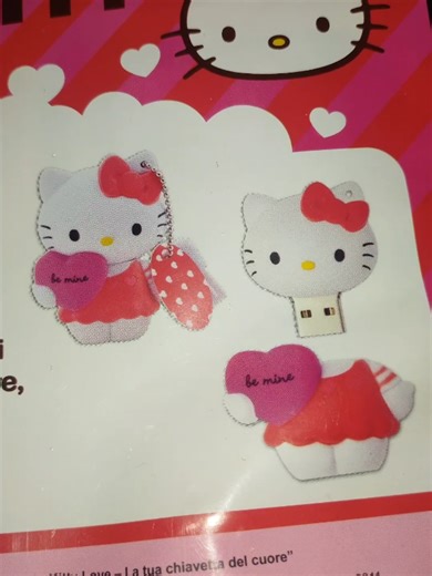 Unboxing a 2011 Thrifted Hello Kitty USB Stick