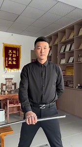 C’est vraiment incroyable, il y’a la vitesse, la dextérité, la technique, la précision, la beauté du geste, c’est magique . #nunchucks #artsmartiauxchinois #kungfu | Jié Li Mi Jrmix