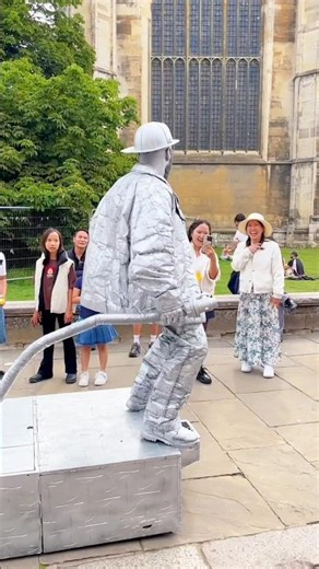The fun never ends. #valentinethestatue #silvermanstatueofficial