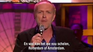 Hoe kan iets simpels als kapsalon zoveel ophef uitlokken? Het is toch gewoon "shoarma met kaas, friet, sla en saus"? Verdomd, dat lijkt wel een single van Stef Bos! | Even Tot Hier