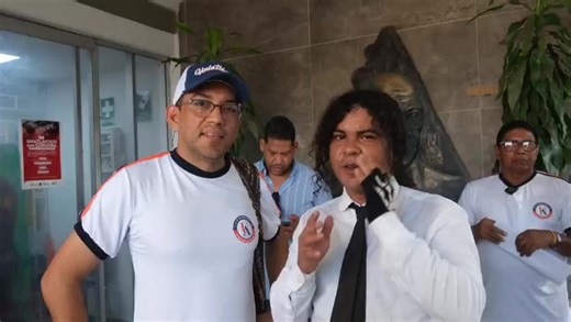 Desde hace más de un mes y una semana de cumplirse sin contratación, el personal que mantiene en Funcionamiento la Escuela de fútbol UA. De jóvenes talento para el Deporte Nuevamente nos encontramos, con el Profesor Danilo Hernandez. Ahora, en su faceta como presidente del Club Deportivo UA & Coordinador de la Maestria de Ciencias Economicas de la Universidad del Atlántico Sitio Oficial. Haciendo nuevamente la petición de que se siga sin interrupcion, el programa junto a jóvenes promesas y padre