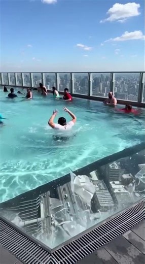 💥​ القفزة الأخيره: رجل سمين يُدمر المسبح الزجاجي من أعلى برج! 💥