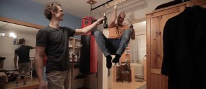 Unglaublich: Einarmiger Klimmzug am kleinen Finger und dazu einen halben Liter Bier trinken