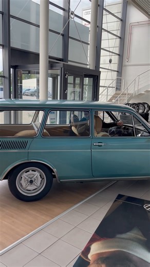 🚗 SE LIGE HER ! En flot VW 412 er netop kørt ind i udstillingen.😍 Vi har netop fået en sjælden og velholdt VW 412 ind – en vaskeægte klassiker fra 70’erne, og det er ikke hver dag, man ser sådan én 😃 Med sin karakteristiske designlinje, baghjulstræk og luftkølede motor er VW 412 noget helt særligt – det var Volkswagens sidste store model med motoren bag i. Den her model står flot, og den bærer tydeligt præg af at være passet godt på gennem årene.👏 👉 Er du til klassiske biler med sjæl og his