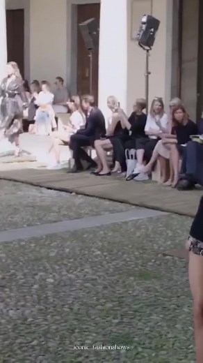 #irinashayk walking for @Etro Spring-Summer 2020 \\\\ #etro #etross20 #runwaywalk #runwaymodels #fashionshows #fypシ゚viral