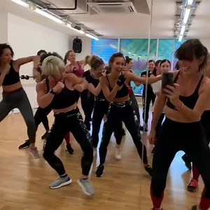 Such a fab morning workout with @sarahblendfit !!! Showcasing @fandfclothing ss19 woop woop 👍🏻💪🏻💪🏻💪🏻🙏🏻🙏🏻🙏🏻🎁🎁🎁🎁🎁 #fitspo #fitness | Davina McCall