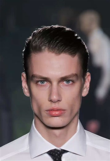 La belleza no es genética… 🧬 🚨 La mayoría cree que las superestrellas y modelos de Hollywood “nacieron así”… Pero en realidad, tan solo exponen algo que casi nadie expone en nuestros tiempos : un crecimiento facial correcto. Mandíbula ancha, pómulos con soporte, sonrisa amplia, dientes alineados. Eso no es un “gen milagroso”. Es correcto crecimiento estructural. Y la estructura no aparece sola: se construye desde la infancia con función. Si mirás poblaciones tradicionales y muchas muestras ant