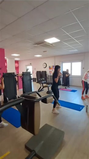 Il Total Body è un tipo di allenamento che coinvolge tutti i principali gruppi muscolari del corpo in una singola sessione, combinando esercizi statici, dinamici, di forza, equilibrio e tonificazione. I benefici ? Potenziamento muscolare, aumento della resistenza cardiovascolare, riduzione del grasso corporeo e miglioramento della postura. Ti abbiamo incuriosito ? Vieni a conoscerci e prenota le tue 2 prime prove sono gratuite e senza impegno ! Scrivici o chiamaci allo 0444.478971 passa a trovar