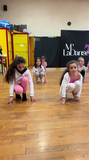 Des enfants motivés, un dress code respecté et surtout... beaucoup de fun ✨ Une choré inspirée de Démon Hunter 💜 #dance #pourtoi #choregraphy #kpop
