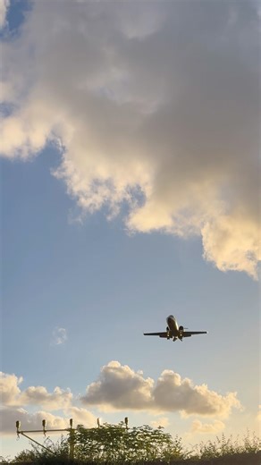 Learjet 60XR landing R07 at NCL