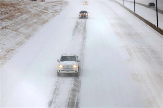 Power out for hundreds of thousands, death toll rises from winter storm