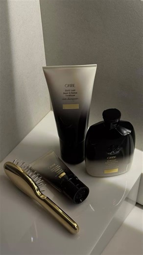 София Карякина • здоровый качественный БЛОНД без компромиссов on Instagram: "то, что уб***вает твои волосы💔 ИТАК, ЗАПИСЫВАЙ👇🏻 Привет! Меня зовут София, я — владелица салона красоты с большой командой, где мы особенное внимание уделяем волосам🫶🏻 И вот ТОП-4 главных врагов ваших волос (которые вы, скорее всего, обожаете): ❌Силиконовые бомбы под видом «блеска и гладкости». Большинство бюджетных шампуней и кондиционеров напичканы тяжелыми силиконами (dimethicone, cyclomethicone, etc.). Они созд