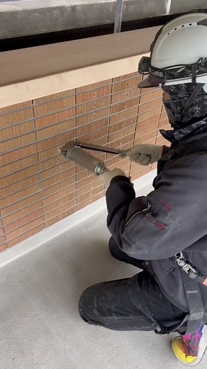 一つ前の動画の続きです😊 樹脂注入からキャップはめまで🔨✨ #山口県#光市#周南市#柳井市#土木女子#現場女子#土木男子#現場男子#現場男子#補修工事#外壁改修工事#左官工事#耐震工事#足場工事#若い人材活躍中#従業員募集中