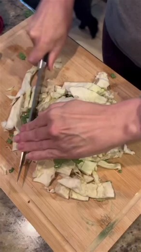 🥗 Crunchy, Fresh, and Full of Flavor! 🌿✨ Meet your new go-to salad: light, crisp, and packed with the perfect balance of sweet, salty, and tangy. This Napa Cabbage Salad hits every craving bite after bite. 💚 Ingredients: 🥢 3 Tbsp brown rice vinegar 🍁 1½ Tbsp maple syrup 🌿 1 Tbsp reduced-sodium tamari or soy sauce 🧄 1 tsp grated fresh ginger 🧄 1 clove garlic, minced ⚫ Black pepper, to taste 🥦 3 oz. green beans, halved 🥬 8 cups shredded napa cabbage 🥕 1 cup matchstick carrots 🧅 ½ cup s