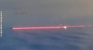 215K views · 4.5K reactions | Vídeo animado chino del nuevo caza furtivo J-36 armado con un arma láser capaz de derribar misiles instantáneamente. La animación muestra varios aviones de combate que lo persiguen y lanzan una serie de misiles contra el J-36. Dos pistolas láser sobresalen del costado del fuselaje del J-36 y derriban los misiles entrantes. El vídeo fue presentado por la Corporación de Aviación China (AVIC). | Poderio Militar | Facebook